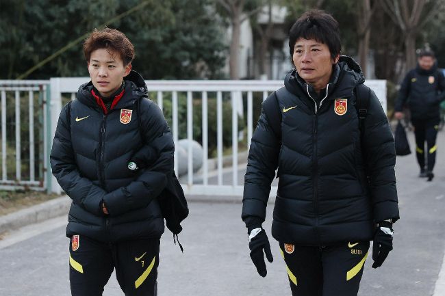 《蜘蛛侠：英雄无归》由乔·沃茨执导，汤姆·赫兰德、赞达亚、雅各布·巴特朗等原班人马悉数回归，实力派演员本尼迪克特·康伯巴奇重磅加盟